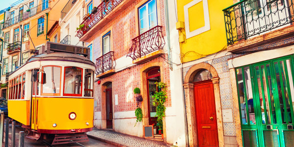 Lisbon: Stay with FREE Sightseeing Bus Tour